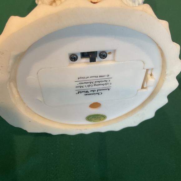 Christmas Around the World 1998 House of Lloyd Alabaster-Style Lighted Angel - Picture 9 of 13